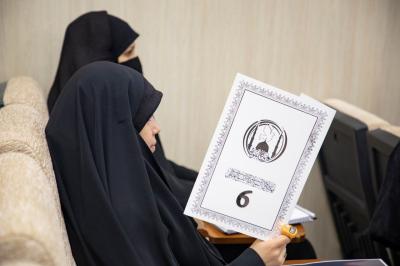 باحثة بحرينية تتناول منهاج السيدة الزهراء (عليه السلام) في مواجهة الانحرافات والفتن