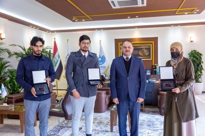 جامعة الكفيل تكرّم طلبتها الفائزين في مسابقة (جامعتي بعدستي)