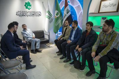 مؤسسة آل البيت (عليهم السلام) لحفظة القرآن تبدي إعجابها بجناح المجمع العلمي في معرض طهران