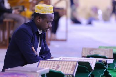 طلبة الدراسات الإفريقية يشاركون في الختمة القرآنية التعليمية