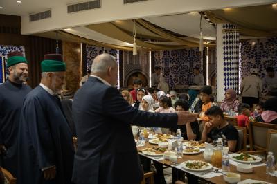 وفد العتبة العباسية يحضر مأدبة إفطار لأكثر من (400) يتيم في بغداد