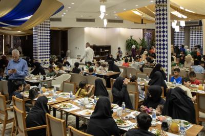 وفد العتبة العباسية يحضر مأدبة إفطار لأكثر من (400) يتيم في بغداد