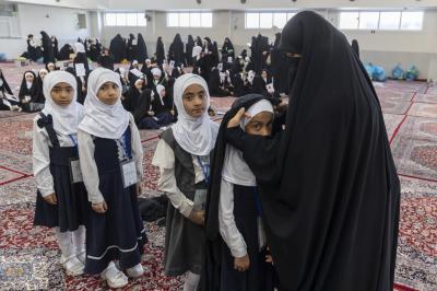 بدء توافد الطالبات المشاركات في حفل الورود الفاطمية السادس