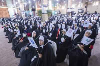 أكثر من (300) طالبة يرددن عهد التكليف الشرعي في عين التمر