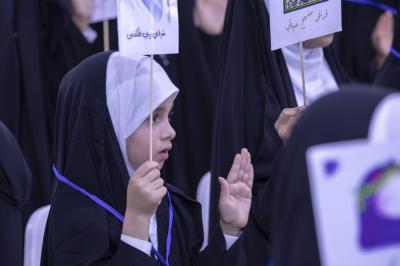 أكثر من (300) طالبة يرددن عهد التكليف الشرعي في عين التمر