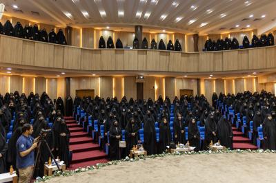 الطالبات المشاركات في حفل مشروع (خيراتٌ حِسان) يعبّرن عن اعتزازهنّ بارتداء العباءة