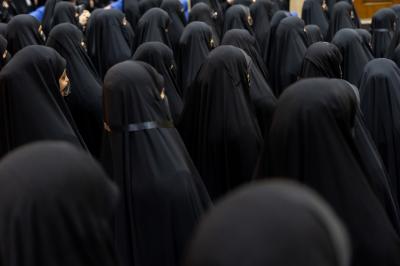 الطالبات المشاركات في حفل مشروع (خيراتٌ حِسان) يعبّرن عن اعتزازهنّ بارتداء العباءة