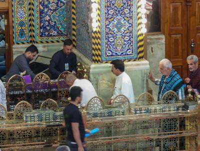 قسم رعاية الصحن يقدّم الحلوى للزائرين بذكرى ولادة الإمام الرضا (عليه السلام)