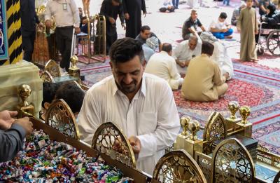 قسم رعاية الصحن يقدّم الحلوى للزائرين بذكرى ولادة الإمام الرضا (عليه السلام)