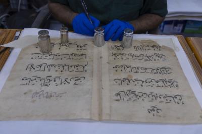 قسم الشؤون الفكرية: مهمة مركز الفضل إصلاح المخطوطات المتضررة باستخدام أحدث المواد والأجهزة