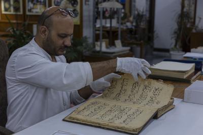 قسم الشؤون الفكرية: مهمة مركز الفضل إصلاح المخطوطات المتضررة باستخدام أحدث المواد والأجهزة