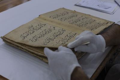 قسم الشؤون الفكرية: مهمة مركز الفضل إصلاح المخطوطات المتضررة باستخدام أحدث المواد والأجهزة