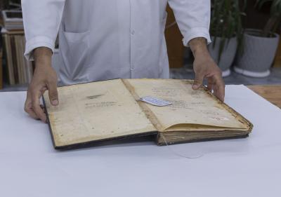 قسم الشؤون الفكرية: مهمة مركز الفضل إصلاح المخطوطات المتضررة باستخدام أحدث المواد والأجهزة