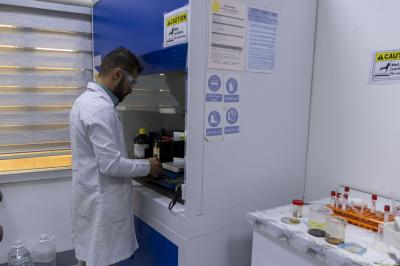 جامعة العميد: المختبر المركزي يضمّ أجهزة متطوّرة ويقدّم خدمات متنوعة للباحثين