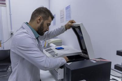 جامعة العميد: المختبر المركزي يضمّ أجهزة متطوّرة ويقدّم خدمات متنوعة للباحثين