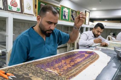 متحف الكفيل يباشر بصيانة قطع المنسوجات في متحف العتبة الكاظمية