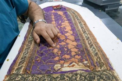 متحف الكفيل يباشر بصيانة قطع المنسوجات في متحف العتبة الكاظمية