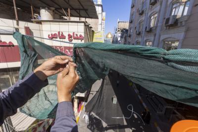 قسم الصيانة يشرع بأعمال نشر قماش الساران في محيط الحرم الطاهر