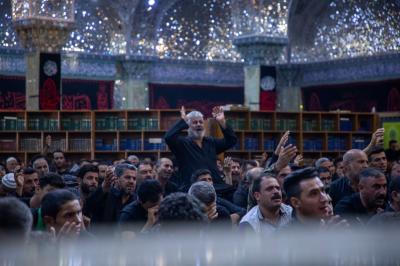  العتبة العبّاسية تحيي ذكرى عاشوراء بقراءة المقتل الحسينيّ عند مرقد الإمامين العسكريّين (عليهما السلام)