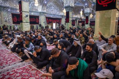  العتبة العبّاسية تحيي ذكرى عاشوراء بقراءة المقتل الحسينيّ عند مرقد الإمامين العسكريّين (عليهما السلام)