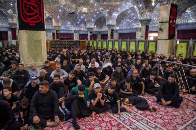  العتبة العبّاسية تحيي ذكرى عاشوراء بقراءة المقتل الحسينيّ عند مرقد الإمامين العسكريّين (عليهما السلام)