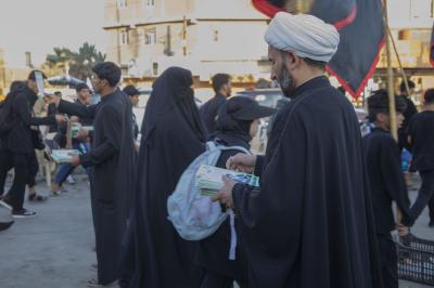 قسم الشؤون الدينية يباشر بتوزيع البروشورات الخاصة بتوعية الزائرين من مخاطر المخدّرات