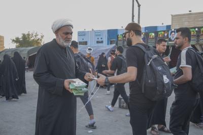 قسم الشؤون الدينية يباشر بتوزيع البروشورات الخاصة بتوعية الزائرين من مخاطر المخدّرات