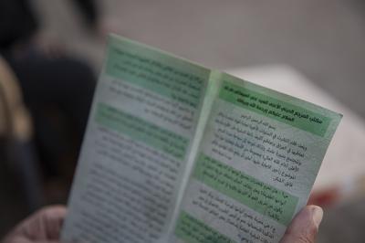قسم الشؤون الدينية يباشر بتوزيع البروشورات الخاصة بتوعية الزائرين من مخاطر المخدّرات