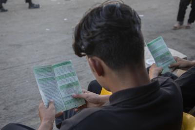 قسم الشؤون الدينية يباشر بتوزيع البروشورات الخاصة بتوعية الزائرين من مخاطر المخدّرات