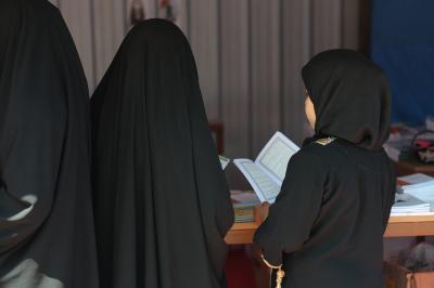 مكتبة أمّ البنين (عليها السلام) النسوية تواصل تقديم خدماتها الثقافية على طريق الزائرين