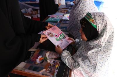 مكتبة أمّ البنين (عليها السلام) النسوية تواصل تقديم خدماتها الثقافية على طريق الزائرين