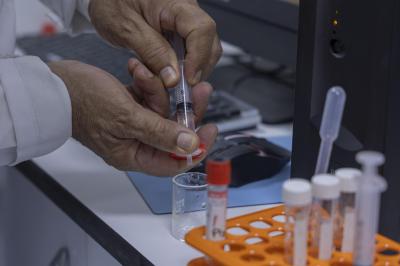 كلية الصيدلة في جامعة العميد توفر مختبرات علمية متطورة لضمان تعليم متكامل