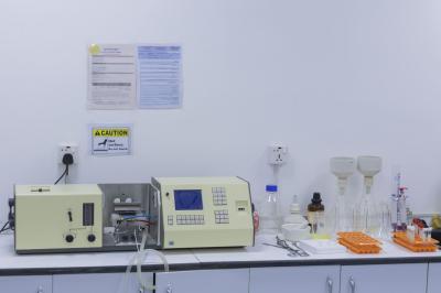 كلية الصيدلة في جامعة العميد توفر مختبرات علمية متطورة لضمان تعليم متكامل