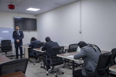 أكاديمية التطوير الإداري تجري الاختبارات النهائية لطلبتها