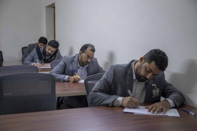 أكاديمية التطوير الإداري تجري الاختبارات النهائية لطلبتها