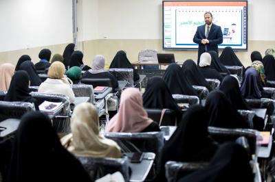 قسم التطوير ينظّم ورشة عن التعليم الأخضر لعددٍ من طالبات جامعة العميد