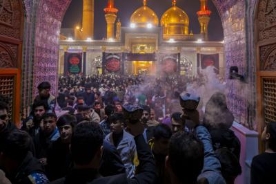 ملاكات العتبة العباسية المقدسة تعمل على تعطير وتبخير مرقد الإمامين الجوادين (عليهما السلام)