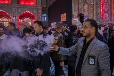 ملاكات العتبة العباسية المقدسة تعمل على تعطير وتبخير مرقد الإمامين الجوادين (عليهما السلام)