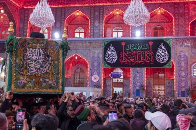 موكب أهالي كربلاء يشيع النعش الرمزي للإمام الكاظم (عليه السلام) عند العتبتين المقدستين
