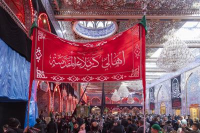 موكب أهالي كربلاء يشيع النعش الرمزي للإمام الكاظم (عليه السلام) عند العتبتين المقدستين
