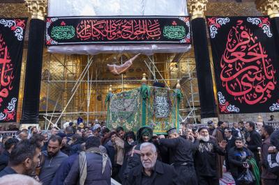 موكب أهالي كربلاء يشيع النعش الرمزي للإمام الكاظم (عليه السلام) عند العتبتين المقدستين