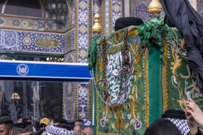 موكب أهالي كربلاء يشيع النعش الرمزي للإمام الكاظم (عليه السلام) عند العتبتين المقدستين