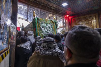 موكب أهالي كربلاء يشيع النعش الرمزي للإمام الكاظم (عليه السلام) عند العتبتين المقدستين