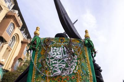 موكب أهالي كربلاء يشيع النعش الرمزي للإمام الكاظم (عليه السلام) عند العتبتين المقدستين