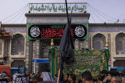 موكب أهالي كربلاء يشيع النعش الرمزي للإمام الكاظم (عليه السلام) عند العتبتين المقدستين