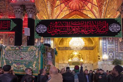 موكب أهالي كربلاء يشيع النعش الرمزي للإمام الكاظم (عليه السلام) عند العتبتين المقدستين