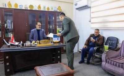 قسم العلاقات العامة يباشر بتوزيع دعوات المشاركة الخاصة بمسابقة فن الخطابة بنسختها الثامنة