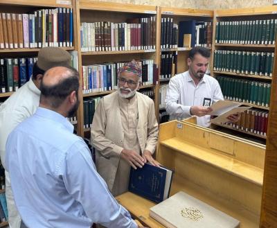 مؤلّف باكستانيّ يطّلع على تجارب قسم الشؤون الفكرية في مجال حفظ المخطوطات والتراث الإسلاميّ