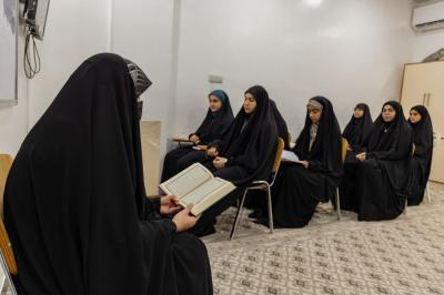 بمشاركة أكثر من ألف طالبة.. معهد القرآن الكريم النسوي يطلق الدورات القرآنية الصيفية في النجف