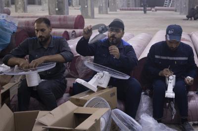 العتبة العباسية المقدسة تنهي فرش صحن أمّ البنين (عليها السلام) بالسجّاد الأحمر